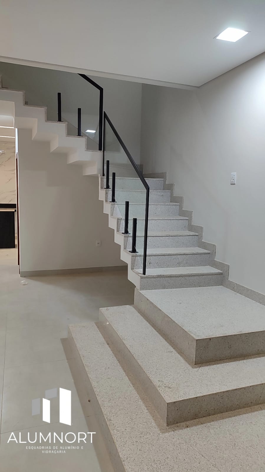Escada com guarda-corpo em vidro e alumínio