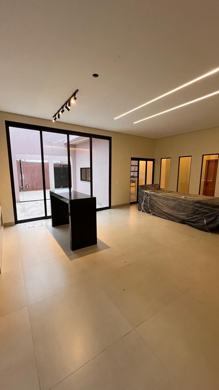 Porta de vidro e alumínio em sala moderna