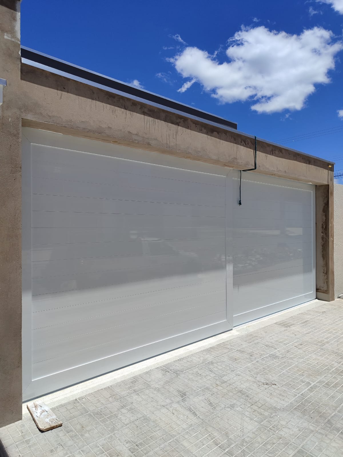Portão de garagem em alumínio branco